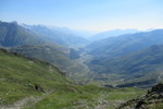 28.07.2020: Obere Surselva - Blick vom Pazolastock in Richtung Osten mit Oberalppassstrae (Bndner Seite)