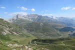 28.07.2020: Obere Surselva - Blick vom Weg zwischen Tomasee und Oberalppass auf die Oberalppassstrae (Bndner Seite)