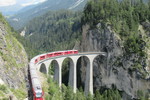 30.07.2020: Landwasserviadukt - Blick von der Aussichtsplattform Sd mit Zug der Albulabahn in Richtung St. Moritz