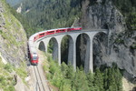 30.07.2020: Landwasserviadukt - Blick von der Aussichtsplattform Sd mit Zug der Albulabahn in Richtung Thusis