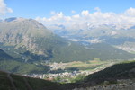 31.07.2020: Engadin - Blick vom Weg zwischen Segantinihtte und Alp Languard auf Pontresina (unten) und St. Moritz (oben)