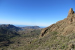 28.12.2018: Gran Canaria - Blick vom Weg von Cruz Grande zum Ventana del Nublo ber den Stausee Chira zum Meer