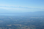 10.07.2022: Pays de Gex - Blick zum Genfersee und Mont Blanc; in Bildmitte rechts Genf mit der Fontne