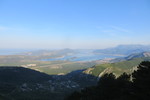 18.07.2019: Bucht von Kotor - Blick von der Strae Kotor - Cetinje auf die Bucht von Tivat und die offene See