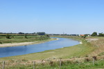 24.08.2019: Sonstiges - Blick vom Maasradweg zwischen Obbicht und Roosteren (NL) ber den Grenzfluss Maas nach Maaseik (BE)
