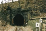 Hainbergtunnel, Westportal; mittlerweile durch ein Gitter versperrt