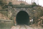 Hainbergtunnel, Ostportal; deutlich erkennbar das Erbauungsjahr 1879