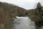 27.02.2020: Blick von der Straenbrcke Mylauer Strae auf das Wehr; im Hintergrund eine Brcke der Elstertalbahn
