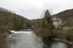 27.02.2020: Blick von der Straenbrcke Mylauer Strae auf das Wehr; rechts ein Wohnhaus