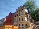 05.07.2025: Nahaufnahme des linken Hauses.