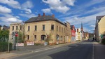23.04.2024: Das Restaurant mit der Reichenbacher Strae rechts und der Aubachtaler Kirche im Hintergrund