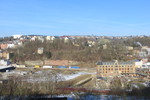 07.02.2015: Blick vom Hainberg in Richtung Pohlitz; in der rechten Bildhälfte das Fabrikgebäude