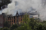 02.08.2015: Blick von der Beethovenstraße auf das brennende Gebäude