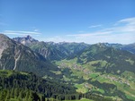 15.07.2024: Kleinwalsertal - Blick von der Bergstation der Kanzelwandbahn nach Sdwesten, ins Kleinwalsertal