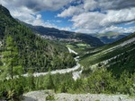 14.06.2026: Arosa - Blick vom Weg zum großen Wasserfall über den Welschtobel auf Arosa