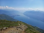 19.06.2026: Langensee (Lago Maggiore) und Umgebung - Blick vom Weg zwischen Gridone und Hütte Al-Legn auf den Langensee; auf der Halbinsel liegen Ascona und Locarno