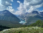 19.07.2024: Unterengadin - Blick vom Weg unterhalb des Munt la Schera zum Lago di Livigno