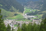22.07.2024: Unterengadin - Blick vom Aussichtpunkt Bellavista auf Zernez; links der Bahnhof, oben der Inn