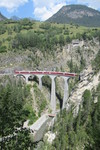 30.07.2020: Landwasserviadukt - Blick von der Aussichtsplattform Nord mit Zug der Albulabahn in Richtung St. Moritz