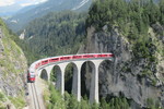 30.07.2020: Landwasserviadukt - Blick von der Aussichtsplattform Süd mit Zug der Albulabahn in Richtung St. Moritz