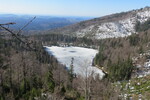 19.04.2019: Bayerischer Wald - Blick von der Rachelkapelle auf den zugefrorenen Rachelsee