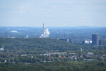 31.05.2020: Nordrhein-Westfalen - Blick von der Halde Haniel in Bottrop zum Tetraeder (links) und Gasometer der Zeche Prosper-Haniel (rechts)