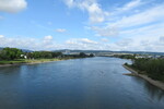 25.07.2023: Rhein - Blick von der Brcke der B 256 bei Weienturm flussabwrts