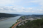 25.07.2023: Rhein - Blick von der Rheinbrohler Ley flussabwrts