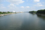 23.07.2022: Rhein - Blick von den Nibelungenbrücke bei Worms stromabwärts