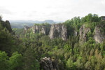 17.05.2023: Schsische Schweiz - Blick vom Pavillonblick in Richtung Lilienstein; ganz rechts das Hotel an der Bastei