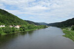 18.05.2023: Schsische Schweiz - Blick von der Elbbrcke der B 172 in Bad Schandau flussaufwrts