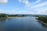 25.07.2023: Rhein - Blick von der Brücke der B 256 bei Weißenturm flussabwärts