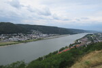 25.07.2023: Rhein - Blick vom Ehrenmal auf der Rheinbrohler Ley auf Brohl