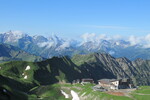 14.07.2024: Allgu - Blick ber die Bergstation der Nebelhornbahn nach Westen, im Tal dazwischen Oberstdorf