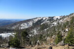 19.04.2019: Bayerischer Wald - Blick auf das Rachelmassiv; links im Bild der zugefrorene Rachelsee