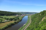 21.05.2020: Nordrhein-Westfalen - Blick von der Aussichtsplattform Weser-Skywalk stromabwärts (links Herstelle, rechts Würgassen)