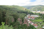 15.08.2020: Pfälzerwald - Blick vom Schwalbenfelsen im Dahner Felsenland über den Schillerfelsen zum Sängerfelsen