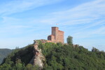 19.08.2020: Pflzerwald - Blick von der Burgruine Anebos zur Burg Trifels