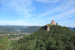 19.08.2020: Pfälzerwald - Blick von der Burgruine Anebos zur Burg Trifels