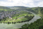 22.08.2020: Mosel - Blick vom Prinzenkopfturm flussaufwrts; vorn Pnderich, hinten Reil