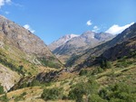 01.08.2026: Pyrenäen - Nationalpark Ordesa y Monte Perdido - Berggipfel von einem Standpunkt im Tal des Rio Ara oberhalb der Ordiso-Brücke gesehen