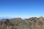 28.12.2018: Gran Canaria - Blick vom Ventana del Nublo zum Roque Nublo (rechts) und Pico del Teide (links)