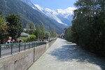 02.08.2018: Chamonix-Mont-Blanc - die Arve in Chamonix, Mont-Blanc-Massiv im Hintergrund