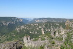 16.07.2022: Cevennen - Blick in die Schlucht des Dourbie; Viadukt von Millau im Hintergrund