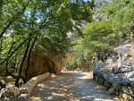 16.08.2025: Nationalpark Paklenica - Wanderweg in der Schlucht mit groem Felsen, Blick in Richtung Adria
