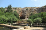 16.08.2023: See Genezareth und Golanhöhen - Baniasquelle mit der Höhle des Pan im Hintergrund
