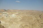 18.08.2023: Totes Meer und Umgebung - Blick von der Festung Masada in Richtung Westen; rechts der Mitte das römische Feldlager