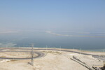 19.08.2023: Totes Meer und Umgebung - Blick von der Abfahrt vom Highway 90 südlich von Ein Bokek aufs Tote Meer