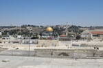 26.08.2023: Jerusalem und Umgebung - Blick von den Dächern der Altstadt auf die Kuppel des Felsendoms; im Hintergrund der Ölberg