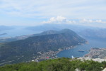 18.07.2019: Bucht von Kotor - Blick von der Straße Kotor - Cetinje auf die Buchten von Tivat und Kotor und die dazwischen liegende Halbinsel Vrmac